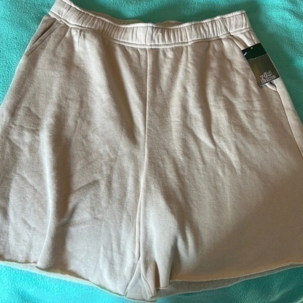 Wild Fable Women’s Light Taupe Sweatshirt Fabric Shorts Size Large NWT
